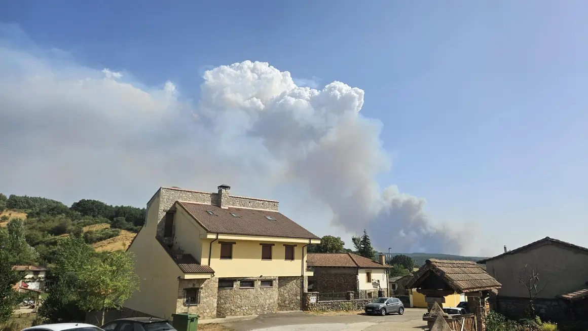 Las columnas de humo del fuego de Canalejas eran visibles desde Taranilla. Foto: JSR