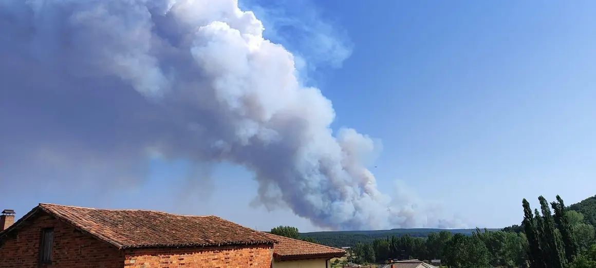 Las columnas de humo del fuego de Canalejas eran visibles desde Taranilla. Foto: JSR
