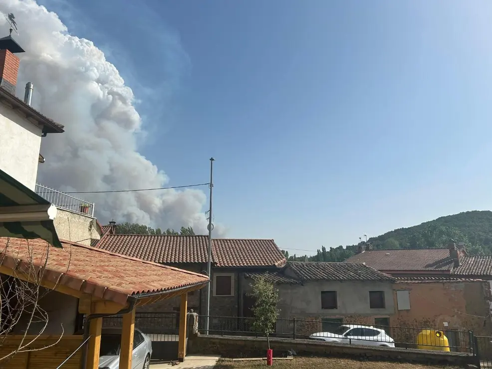 Las columnas de humo del fuego de Canalejas eran visibles desde Taranilla. Foto: JSR