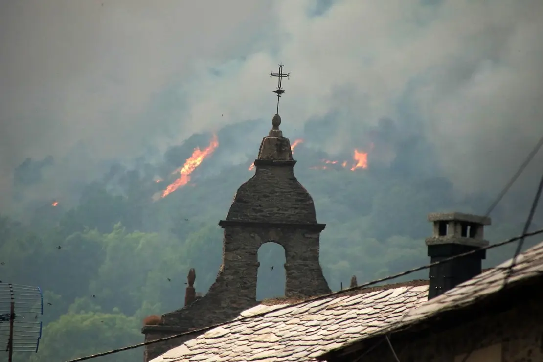 Imágenes de los incendios en Fasgar y Boca de Huérgano. Fotografías de Peio García y Mirian Chacón (2).1