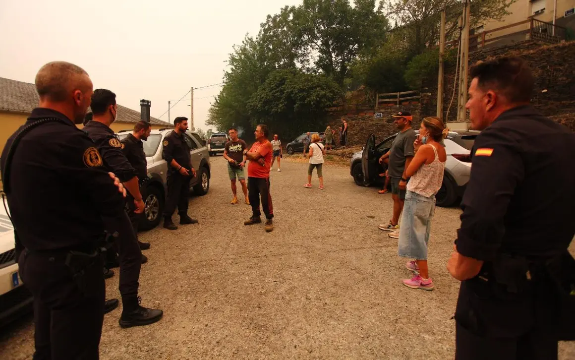Desalojo de los vecinos de Lusio (León), por el incendio que avanza sin descanso. Fotos César Hornija (1)