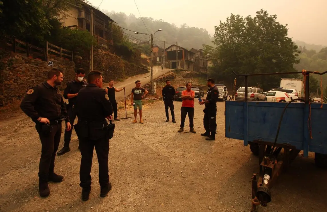 Desalojo de los vecinos de Lusio (León), por el incendio que avanza sin descanso. Fotos César Hornija (3)