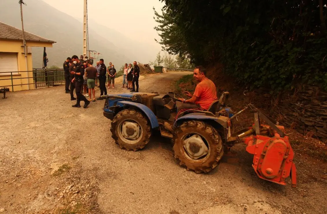 Desalojo de los vecinos de Lusio (León), por el incendio que avanza sin descanso. Fotos César Hornija (4)
