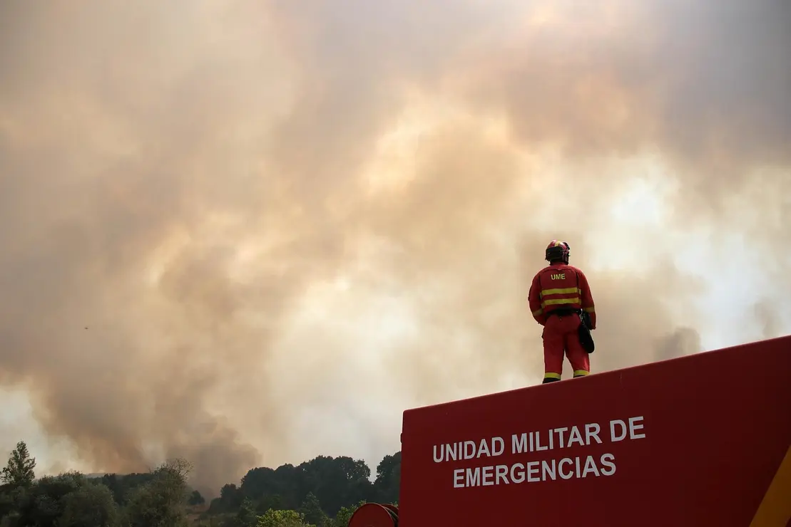 Situación límite en León: rescates de brigadistas, 32 poblaciones evacuadas en un único día, avance sin control de las llamas y sin capacidad de reacción.