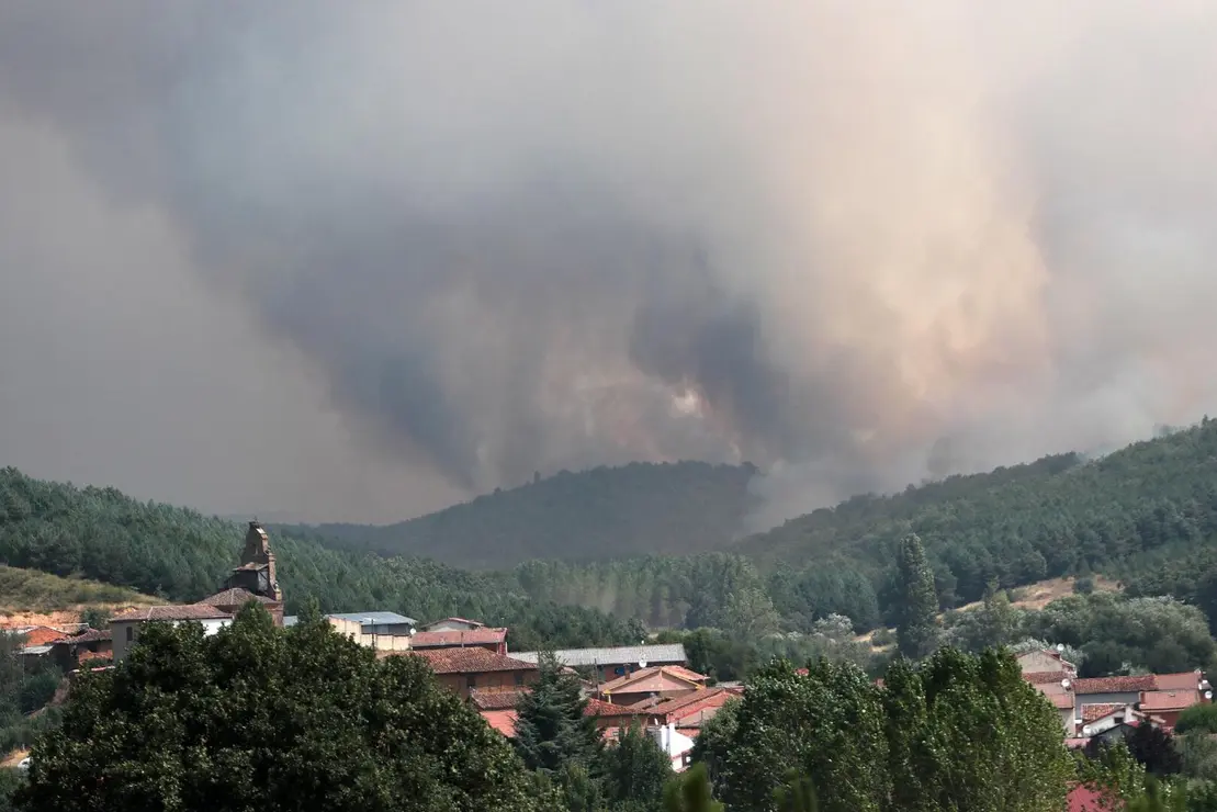 El incendio de Almanza amenaza varias pedanías. Foto: Peio García