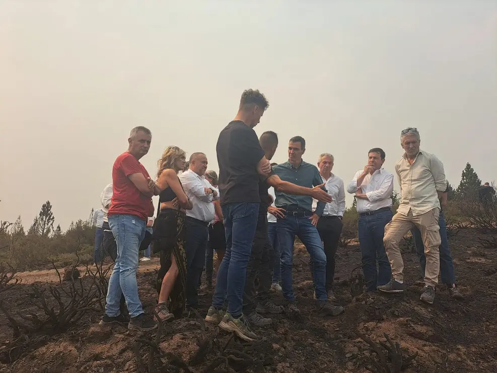 Pedro Sánchez, este domingo visitando los efectos del fuego de Orallo en León. Foto: Diputación de León