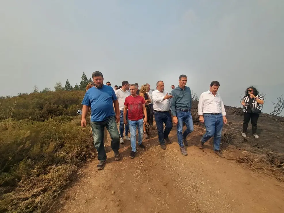 Pedro Sánchez, este domingo visitando los efectos del fuego de Orallo en León. Foto: Diputación de León