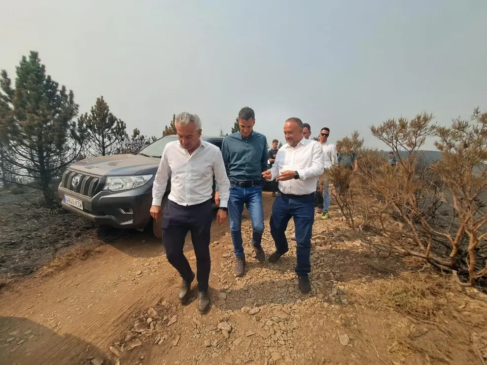 Pedro Sánchez, este domingo visitando los efectos del fuego de Orallo en León. Foto: Diputación de León