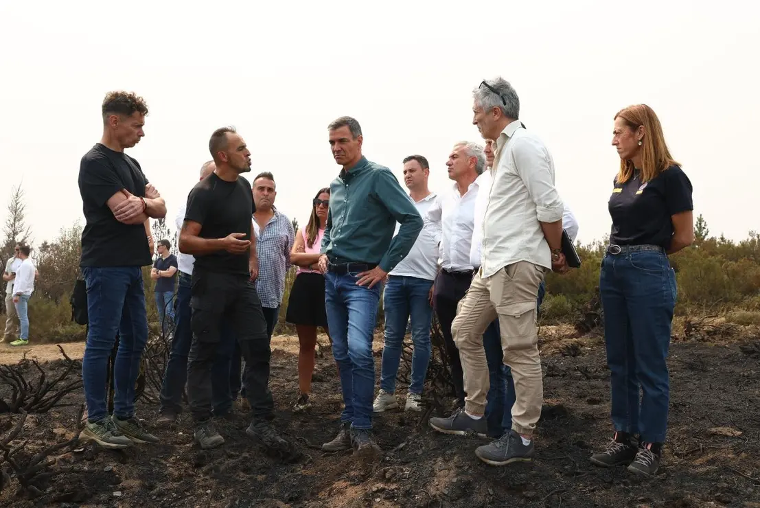 Pedro Sánchez, este domingo visitando los efectos del fuego de Orallo en León. Foto: Pool Moncloa