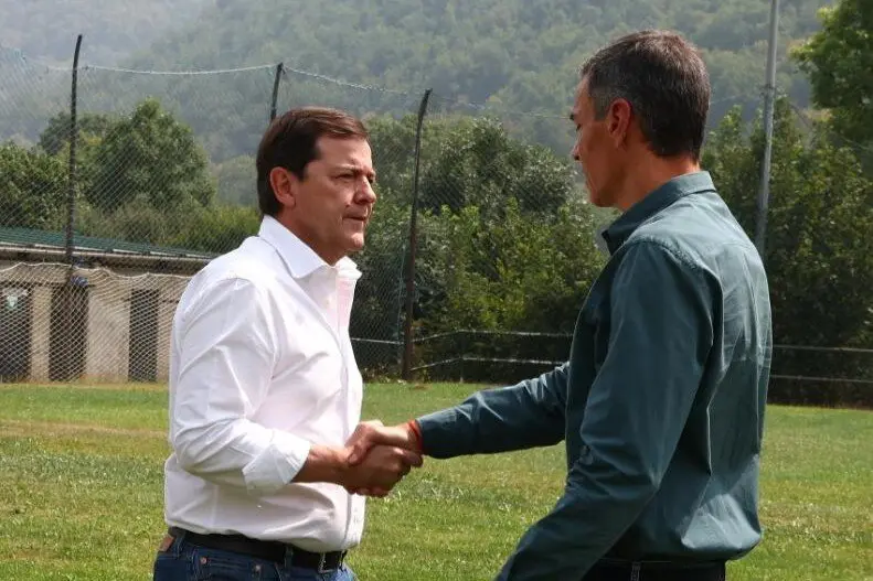 Pedro Sánchez saluda a Mañueco a su llegada a la localidad de Villablino.