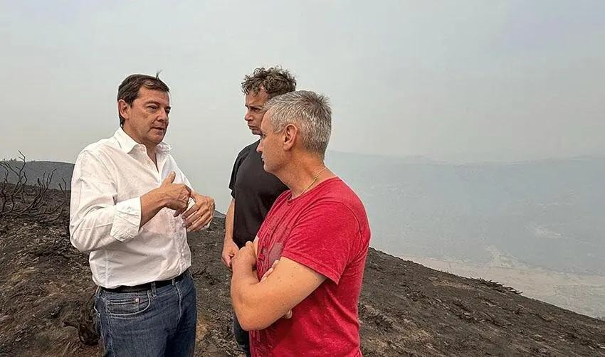 El presidente de la Junta, Alfonso Fernández Mañueco, conversa con vecinos de Villablino afectados por los incendios. Foto: JCyL