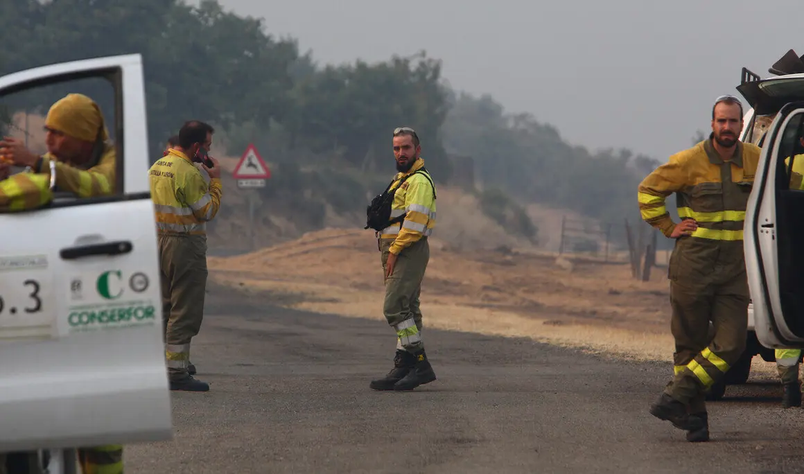Cuadrillas desplazadas a San Cristóbal de Valdueza (León), para el incendio que afecta a varias pedanías de Ponferrada