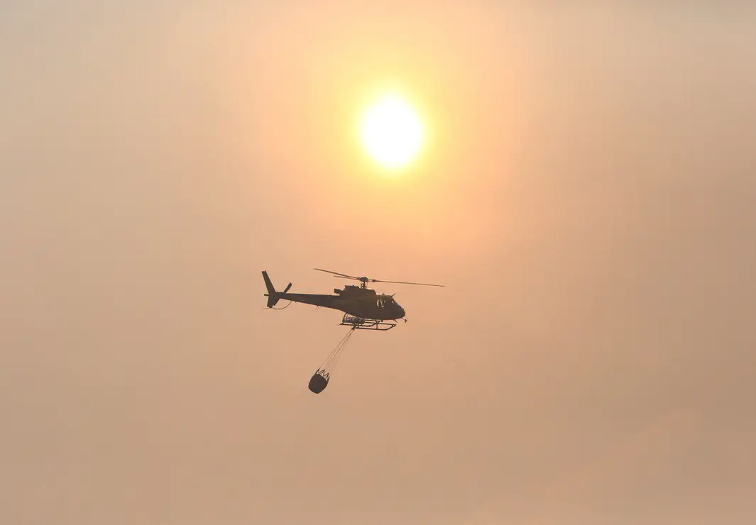 Medios aéreos trabajando en uno de los últimos incendios en la provincia de León.