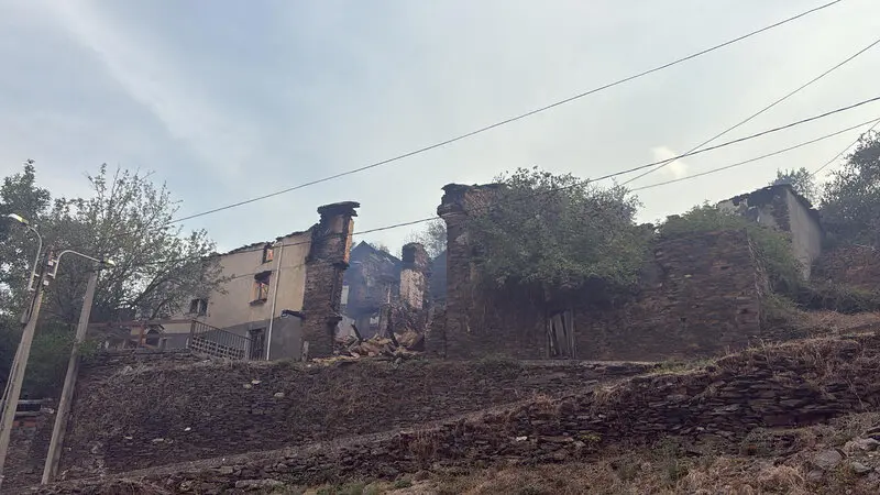 Casas quemadas en el pueblo de Lusio (León), por el incendio