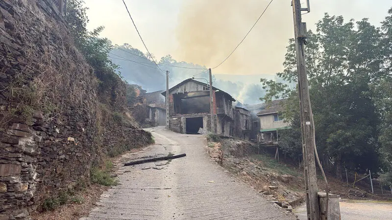 Casas quemadas en el pueblo de Lusio (León), por el incendio