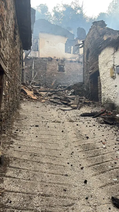 Casas quemadas en el pueblo de Lusio (León), por el incendio