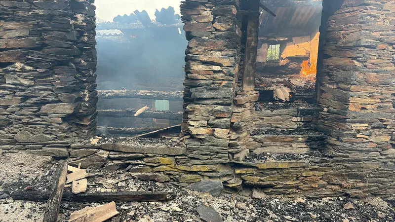 Casas quemadas en el pueblo de Lusio (León), por el incendio