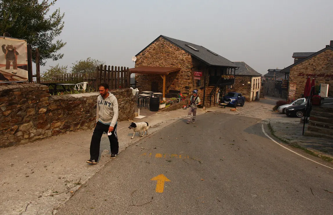Vecinos del Acebo de San Miguel (León), realizan desbroces alrededor del pueblo ante la posible llegada del fuego