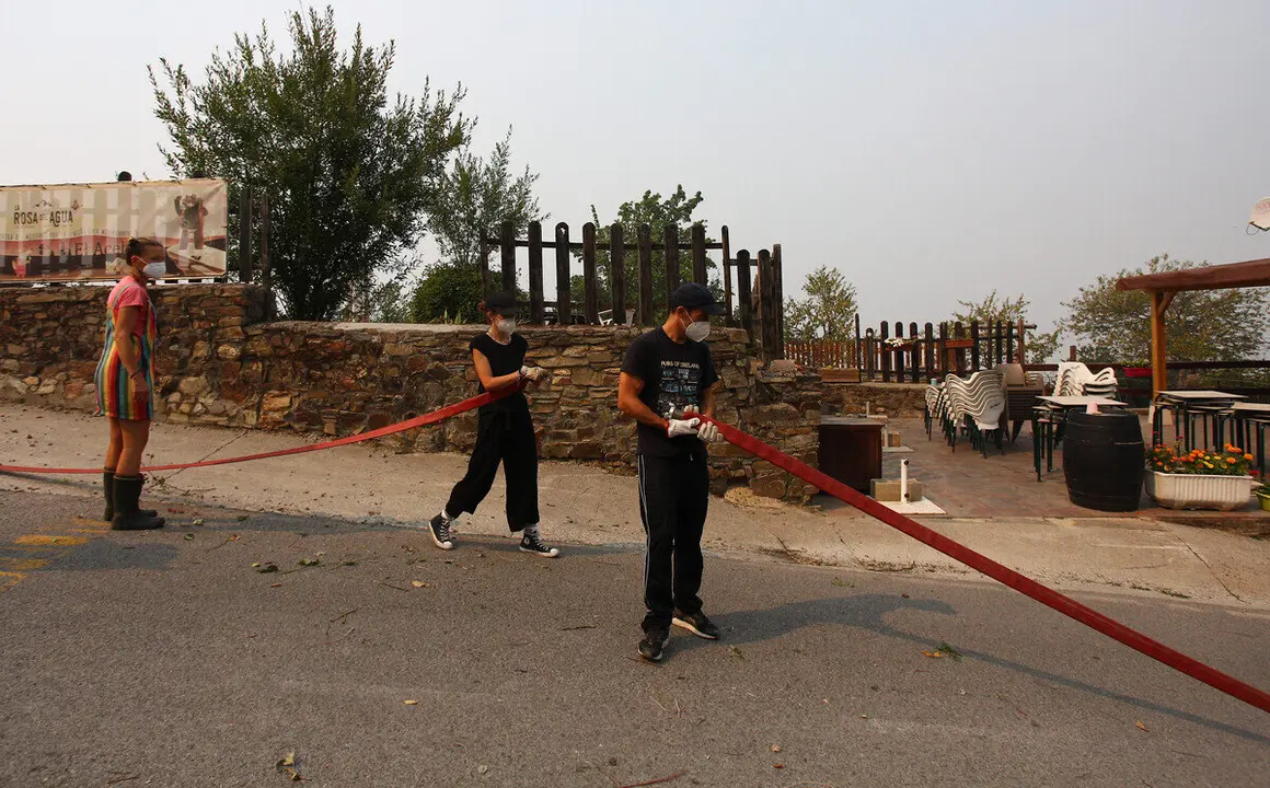 Vecinos del Acebo de San Miguel (León), realizan desbroces alrededor del pueblo ante la posible llegada del fuego