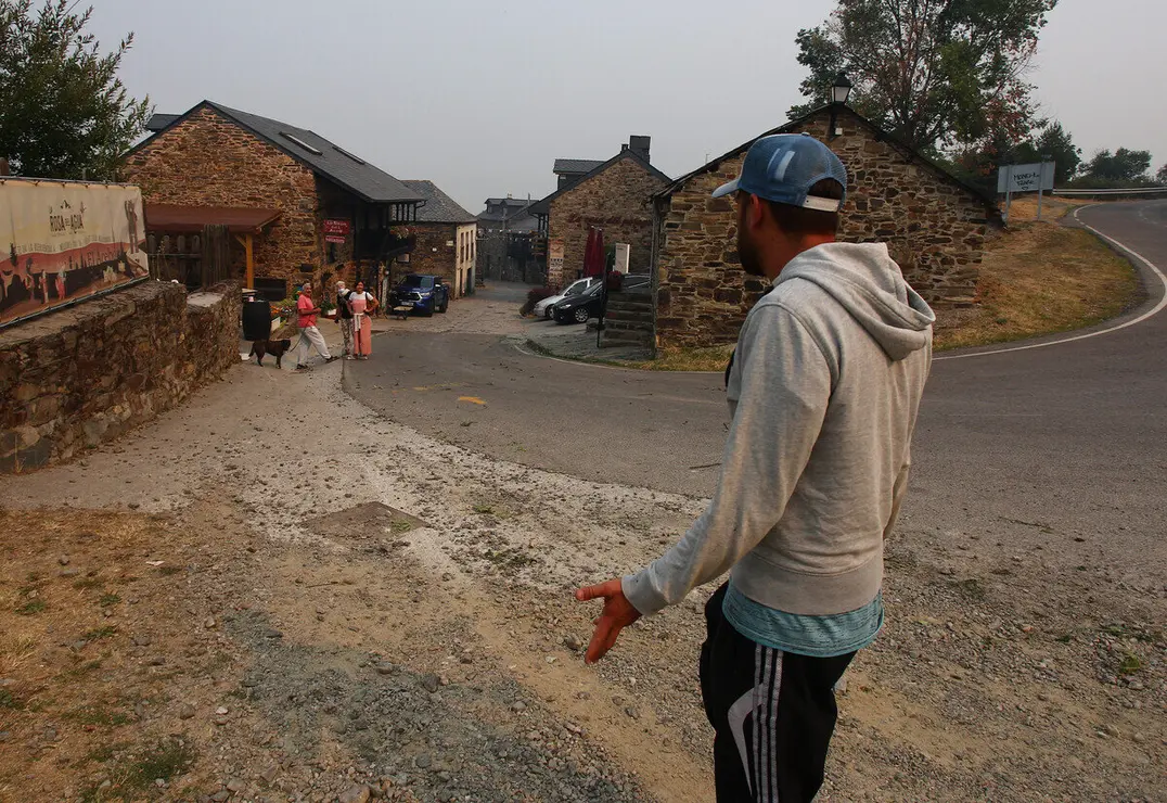 Vecinos del Acebo de San Miguel (León), realizan desbroces alrededor del pueblo ante la posible llegada del fuego