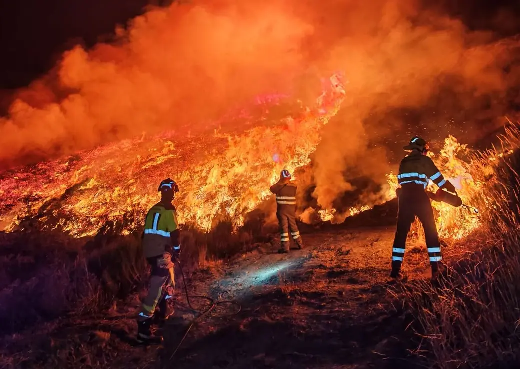 Los bomberos del SEPEIS de la Diputación de León del Parque de Cistierna, actuando contra el fuego en Barniedo, Boca de Huérgano, donde también han intentado frenar el avance de las llamas realizando contrafuegos. Foto: Diputación
