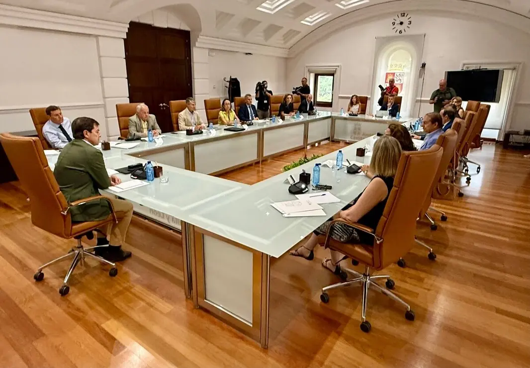 El presidente de la Junta de Castilla y León, Alfonso Fernández Mañueco, mantiene una reunión de trabajo con miembros de su Ejecutivo para hacer seguimiento de la situación de los incendios en la Comunidad