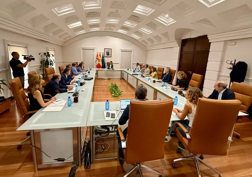 El presidente de la Junta de Castilla y León, Alfonso Fernández Mañueco, mantiene una reunión de trabajo con miembros de su Ejecutivo para hacer seguimiento de la situación de los incendios en la Comunidad