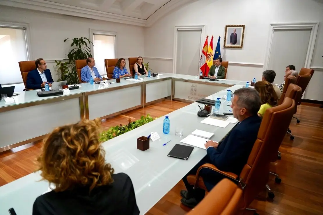 El presidente de la Junta de Castilla y León, Alfonso Fernández Mañueco, mantiene una reunión de trabajo con miembros de su Ejecutivo para hacer seguimiento de la situación de los incendios en la Comunidad
