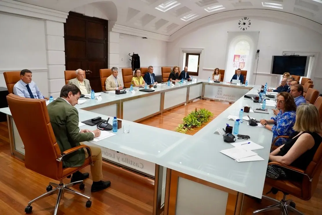 El presidente de la Junta de Castilla y León, Alfonso Fernández Mañueco, mantiene una reunión de trabajo con miembros de su Ejecutivo para hacer seguimiento de la situación de los incendios en la Comunidad