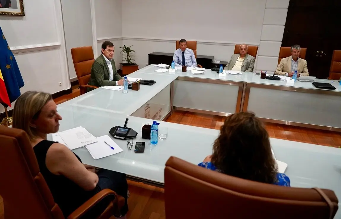 El presidente de la Junta de Castilla y León, Alfonso Fernández Mañueco, mantiene una reunión de trabajo con miembros de su Ejecutivo para hacer seguimiento de la situación de los incendios en la Comunidad
