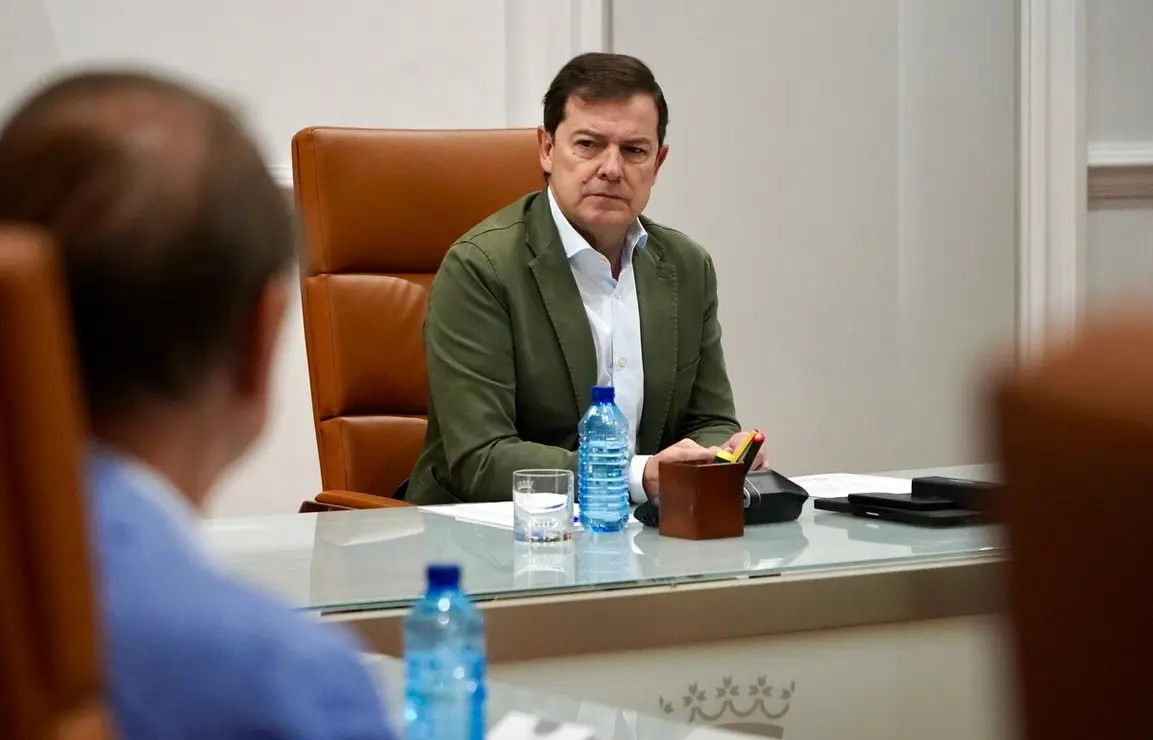El presidente de la Junta de Castilla y León, Alfonso Fernández Mañueco, mantiene una reunión de trabajo con miembros de su Ejecutivo para hacer seguimiento de la situación de los incendios en la Comunidad