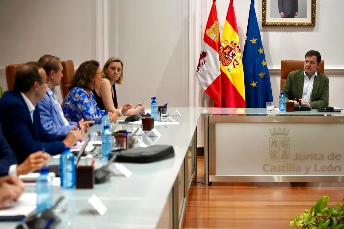 El presidente de la Junta de Castilla y León, Alfonso Fernández Mañueco, mantiene una reunión de trabajo con miembros de su Ejecutivo para hacer seguimiento de la situación de los incendios en la Comunidad