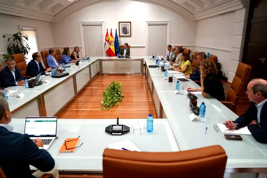 El presidente de la Junta de Castilla y León, Alfonso Fernández Mañueco, mantiene una reunión de trabajo con miembros de su Ejecutivo para hacer seguimiento de la situación de los incendios en la Comunidad