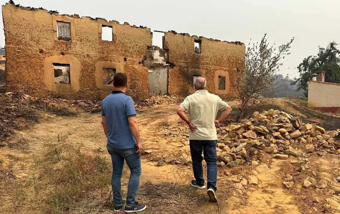 El secretario general del PSOE en León, Javier Alfonso Cendón, visitó este martes varias localidades afectadas por los incendios en la comarca de La Valdería. Acompañado por el socialista Carlos Martínez, se reunió con el alcalde de Castrocalbón y con las alcaldesas de Santa Elena de Jamuz y San Esteban de Nogales, tres municipios “duramente golpeados por los incendios”.