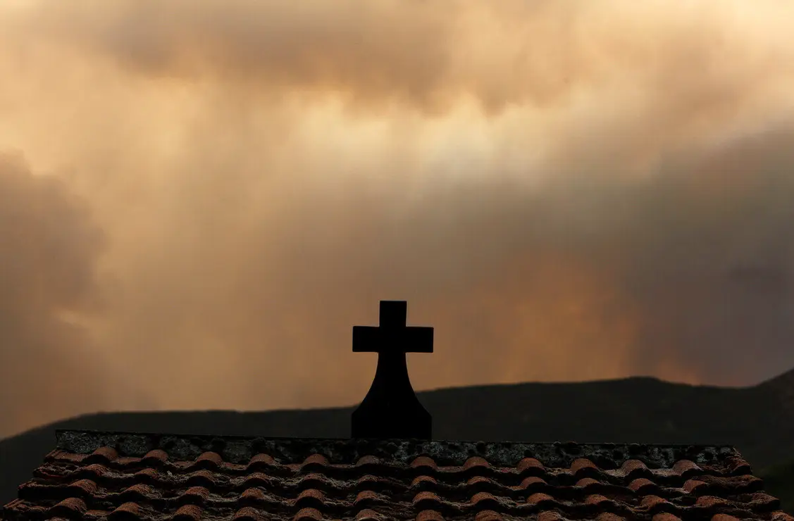 Incendio proveniente de Orense se acerca al municipio de Corullón (León)