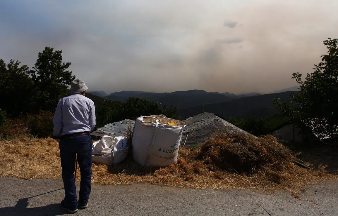 Incendio proveniente de Orense se acerca al municipio de Corullón (León)