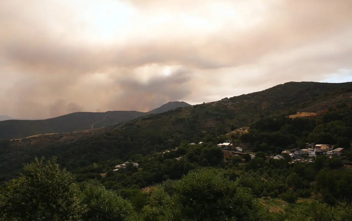 Incendio proveniente de Orense se acerca al municipio de Corullón (León)