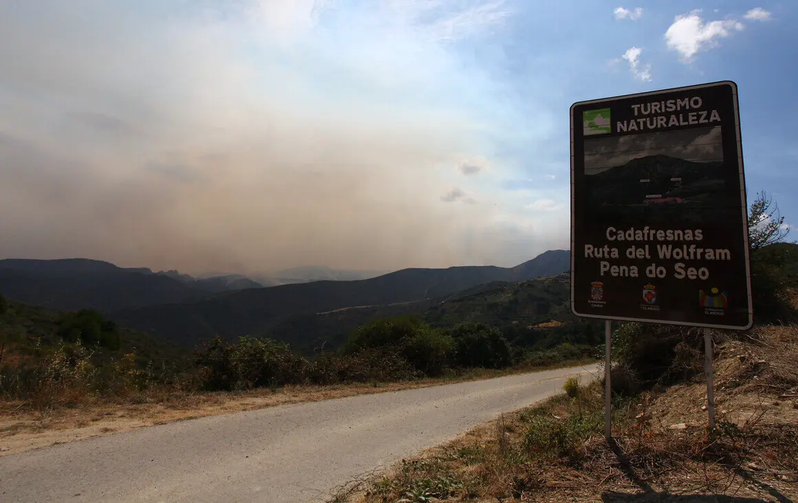 Incendio proveniente de Orense se acerca al municipio de Corullón (León)