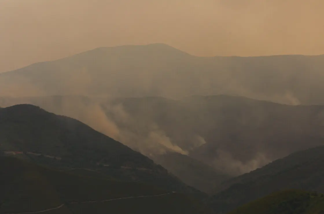 Incendio proveniente de Orense se acerca al municipio de Corullón (León)