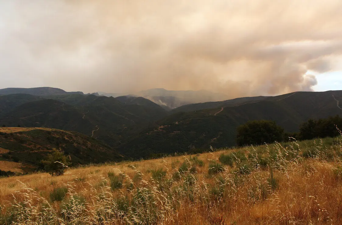 Incendio proveniente de Orense se acerca al municipio de Corullón (León)