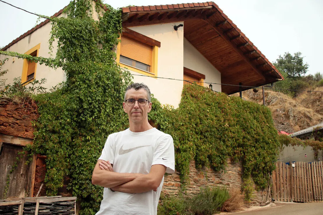 Jesús del Río regenta la Casa Rural Aguas Frías, en La Omañuela