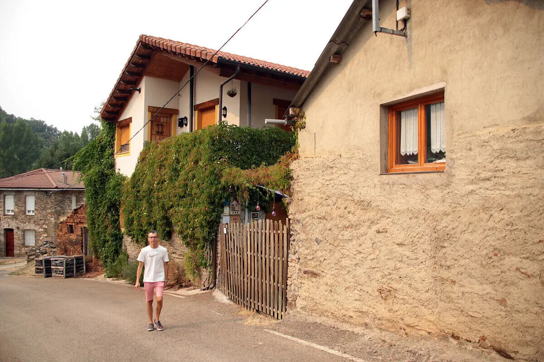 Jesús del Río regenta la Casa Rural Aguas Frías, en La Omañuela