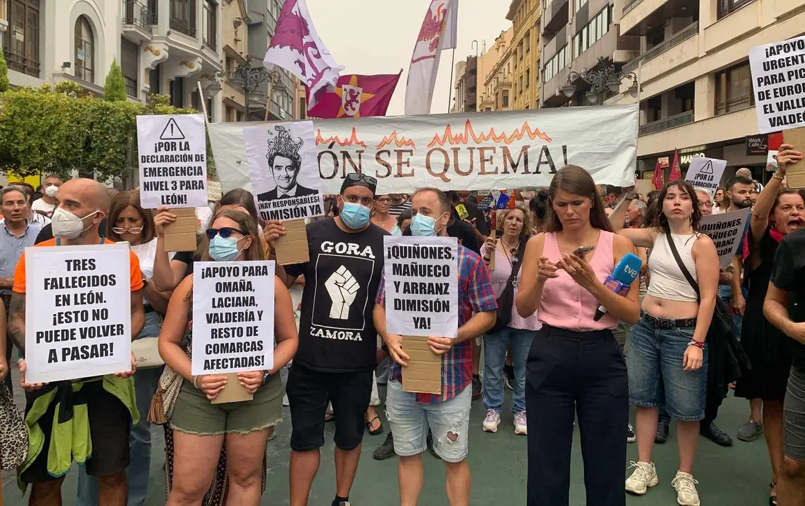 Concentración en León contra la gestión de los incendios este lunes.