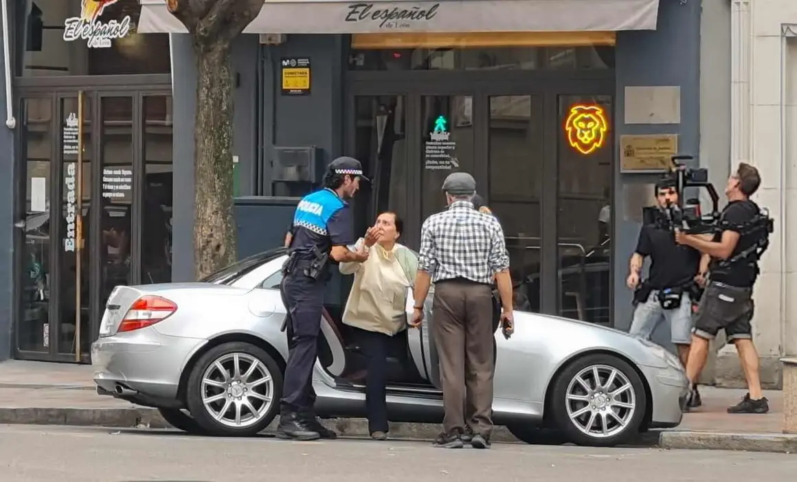 Momento de la grabación de la serie en el que un policía local detiene a Montserrat en León capital tras cometer el crimen.