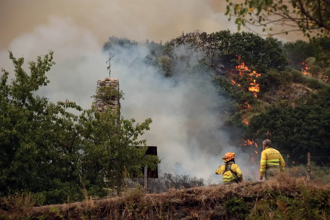 El incendio de Fasgar amenaza a las poblaciones de Villapujín, Barrio de la Puente y Posada de Omaña