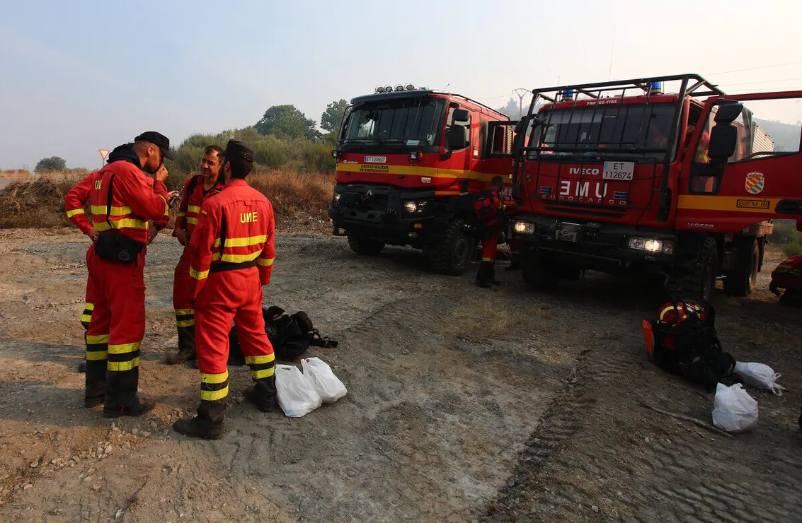 Dispositivo de la UME desplazado al incendio que afecta a los municipios de Oencia y Corullón (León)