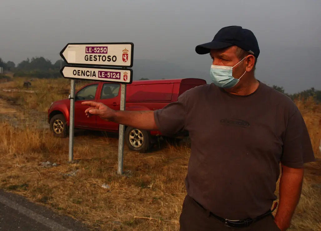 Dispositivo de la UME desplazado al incendio que afecta a los municipios de Oencia y Corullón (León)