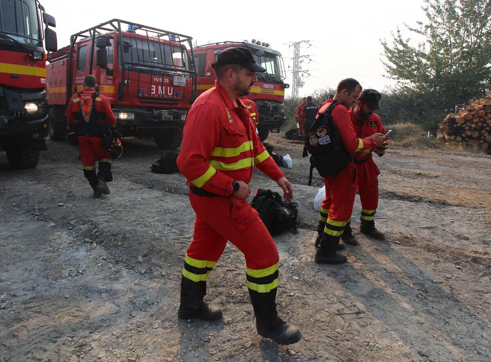 Dispositivo de la UME desplazado al incendio que afecta a los municipios de Oencia y Corullón (León)