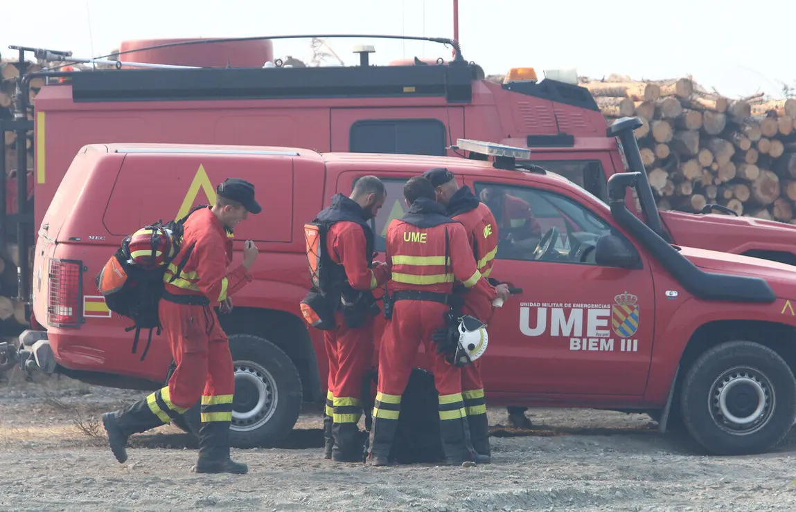 Dispositivo de la UME desplazado al incendio que afecta a los municipios de Oencia y Corullón (León)
