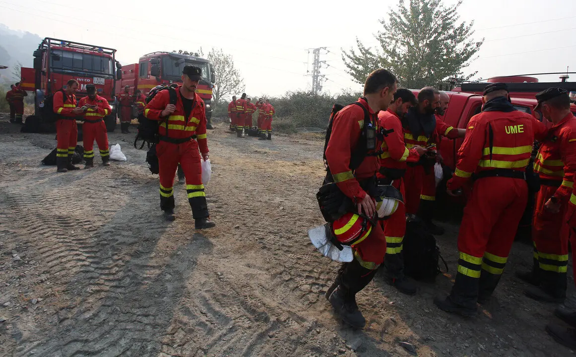 Dispositivo de la UME desplazado al incendio que afecta a los municipios de Oencia y Corullón (León)